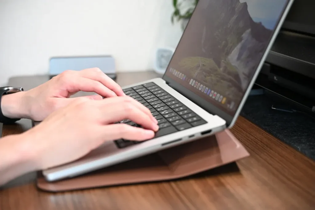 MOFT 多機能キャリーケースを使ってMacBookを使っている画像
