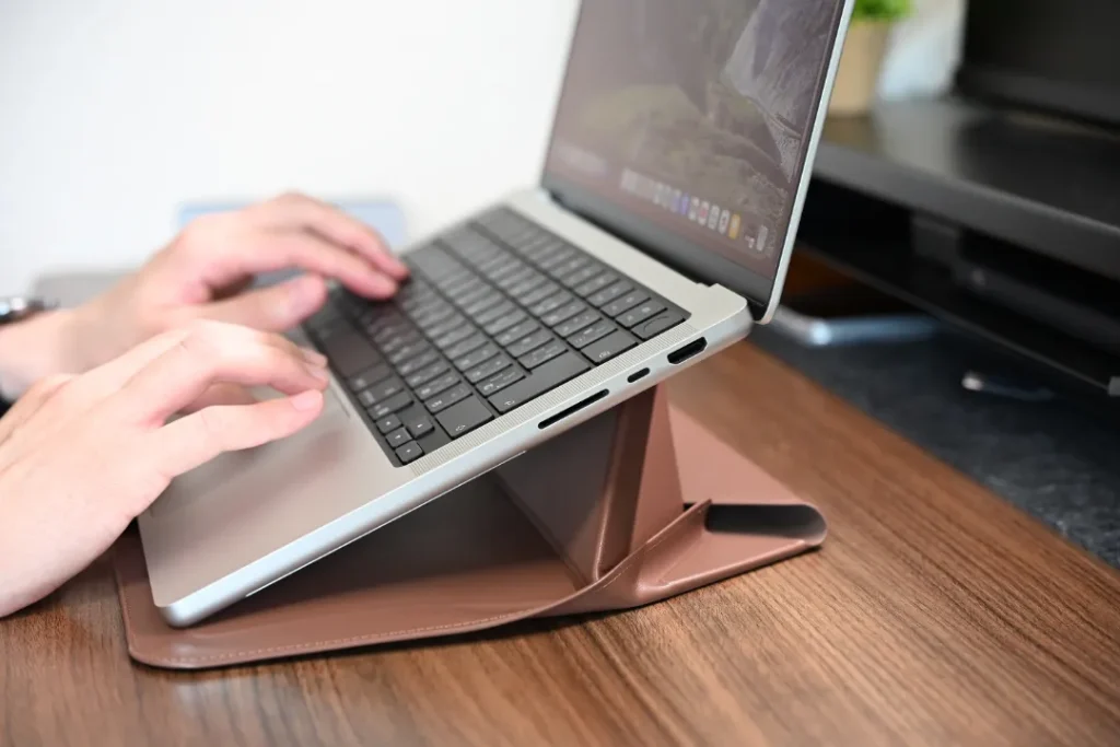 MOFT「多機能キャリーケース」レビュー｜一瞬でPCスタンドになるMacの