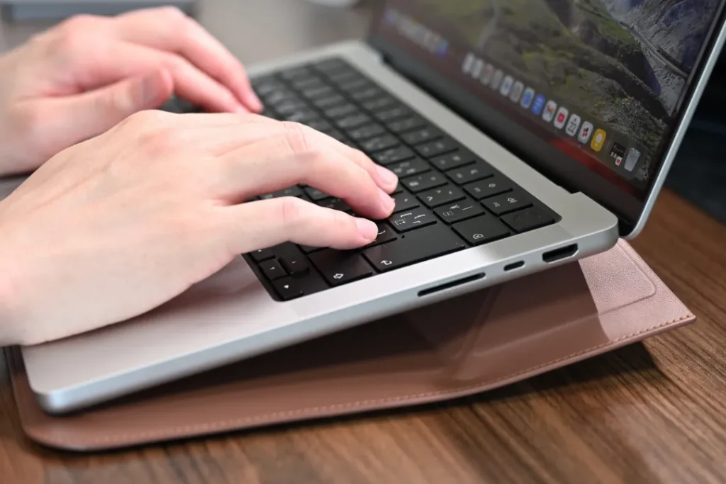 MOFT「多機能キャリーケース」レビュー｜一瞬でPCスタンドになるMacの