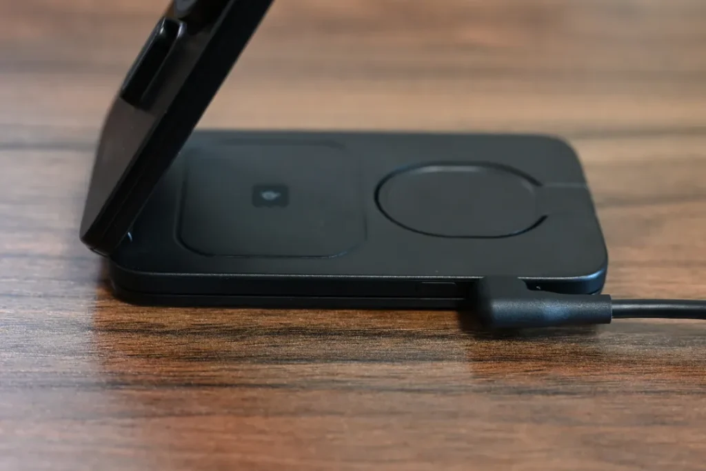 ESR CryoBoost 折りたたみ式3-in-1 マグネット充電ステーション(25W)