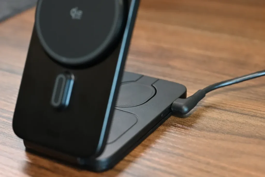 ESR CryoBoost 折りたたみ式3-in-1 マグネット充電ステーション(25W)