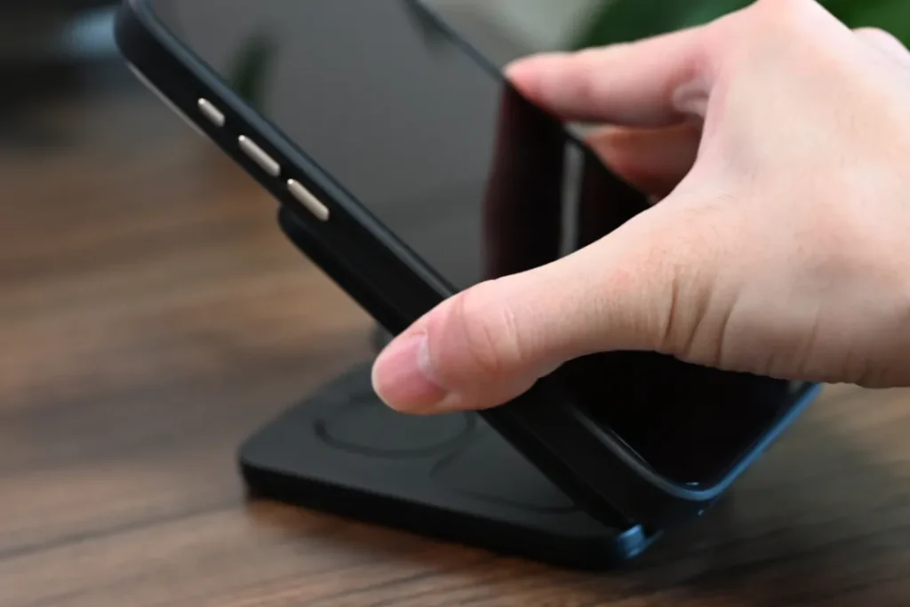 ESR CryoBoost 折りたたみ式3-in-1 マグネット充電ステーション(25W)