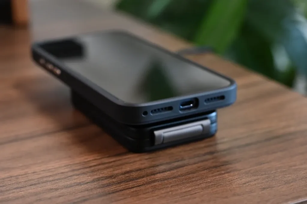 ESR CryoBoost 折りたたみ式3-in-1 マグネット充電ステーション(25W)