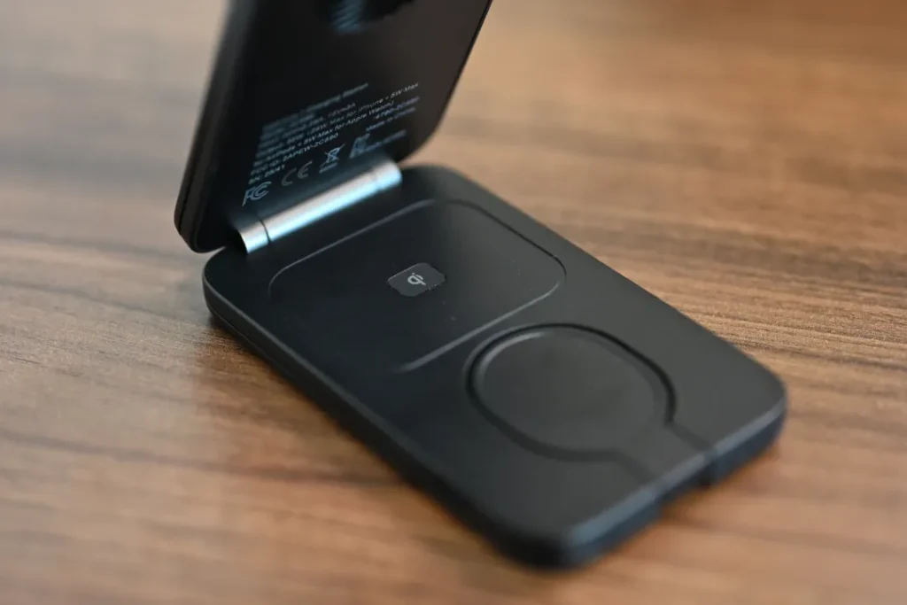 ESR CryoBoost 折りたたみ式3-in-1 マグネット充電ステーション(25W)