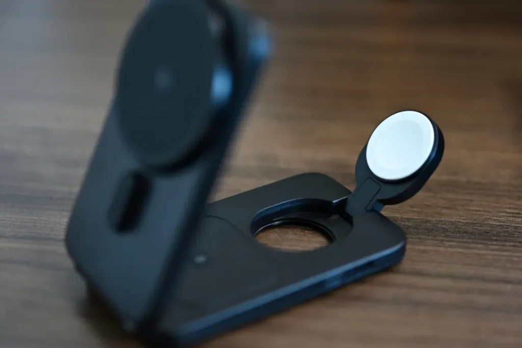 ESR CryoBoost 折りたたみ式3-in-1 マグネット充電ステーション(25W)