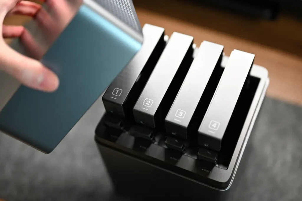 UGREEN NASync DH4300 Plus 4ベイ