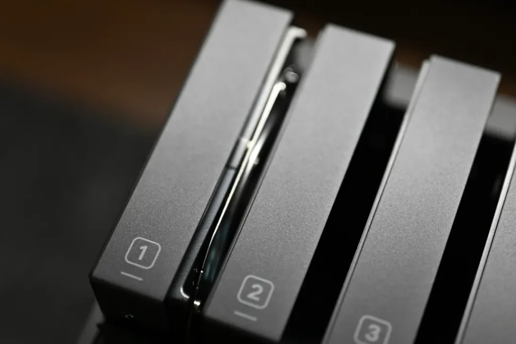 UGREEN NASync DH4300 Plus 4ベイ