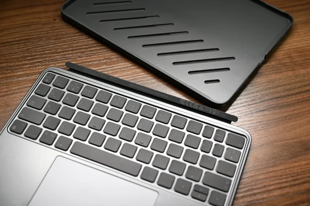 ESR Shift iPad キーボード付きケース