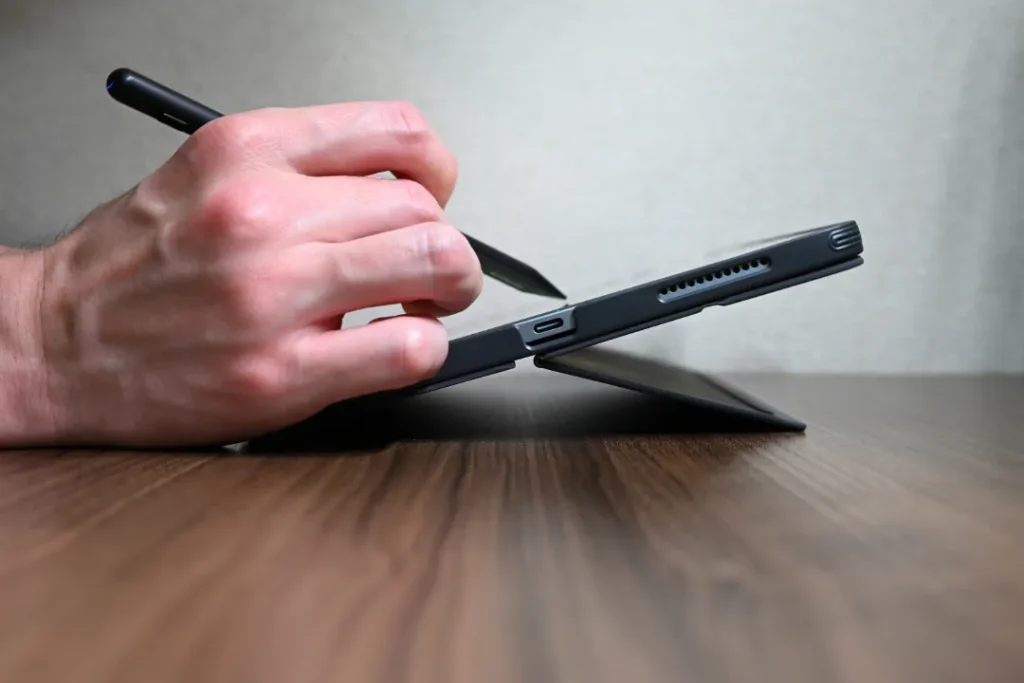 ESR Shift iPad キーボード付きケース