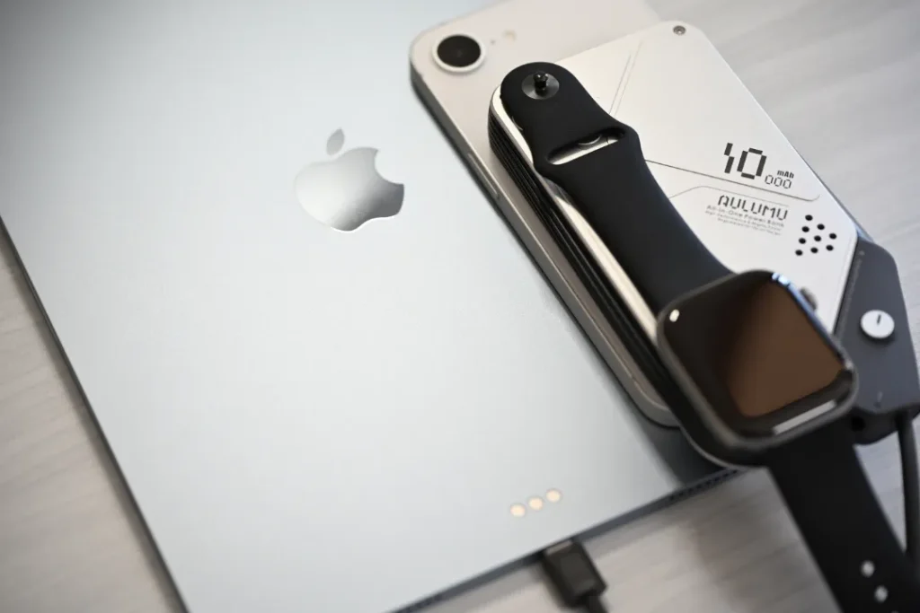 AULUMU M10でiPhone、iPad、Apple Watch3台を充電している様子