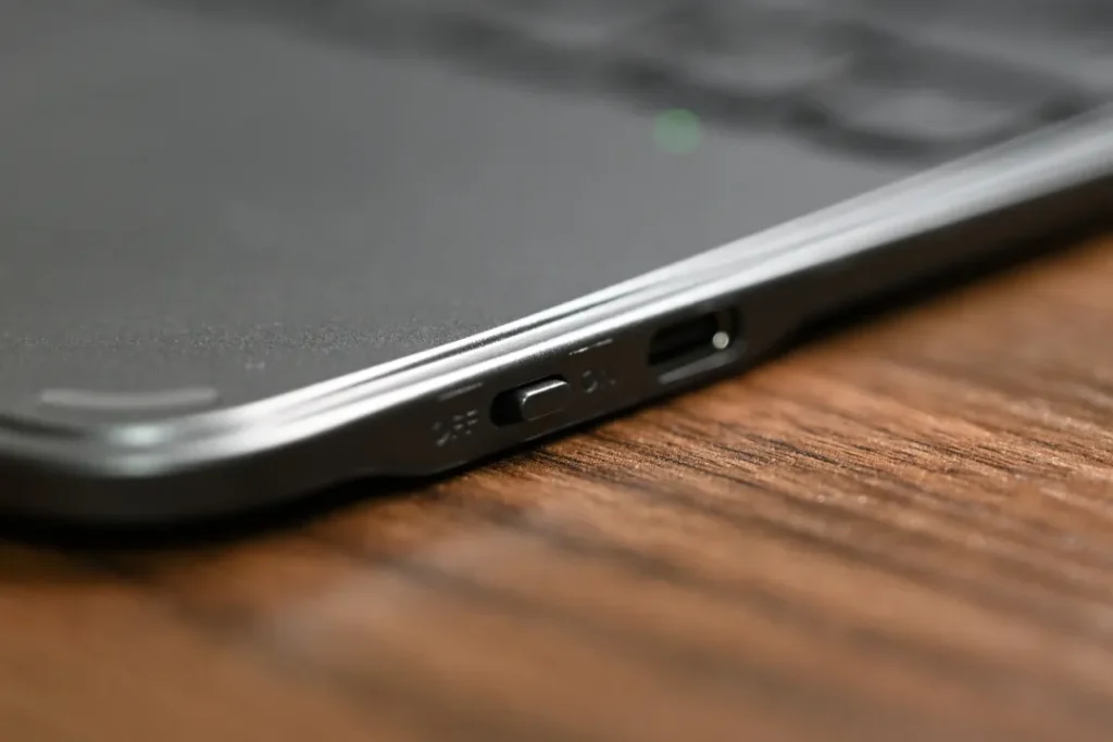 ESR Shift iPad キーボード付きケース