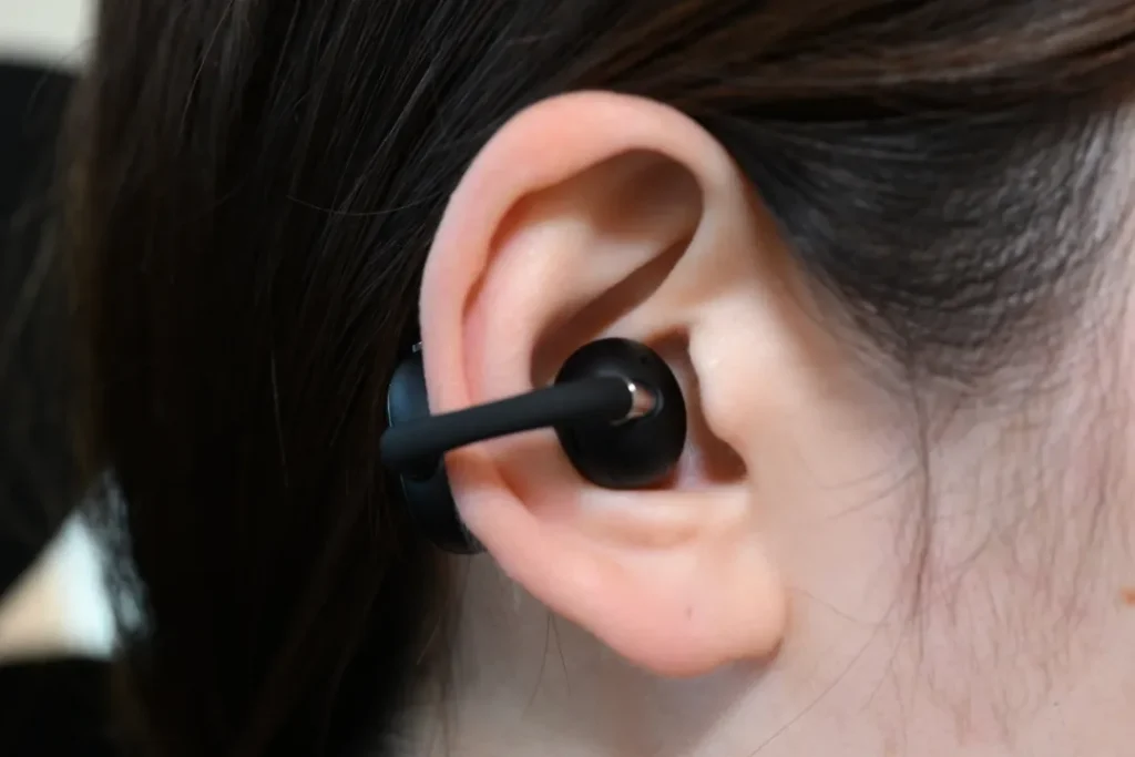 EarFun Clip 2を装着している