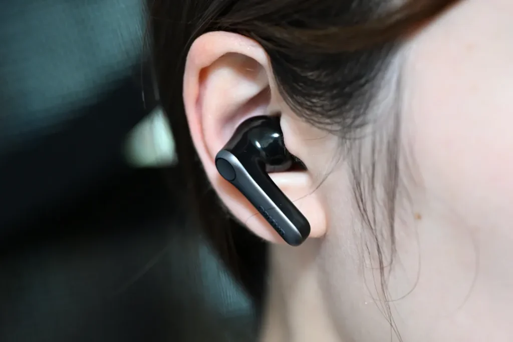 EarFun Air Pro 4+を耳に装着している様子