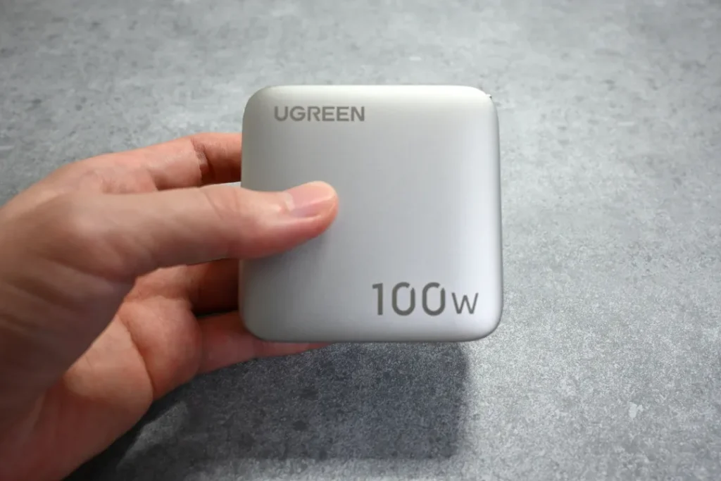 UGREEN 100W PD 5ポート充電器を持っている様子