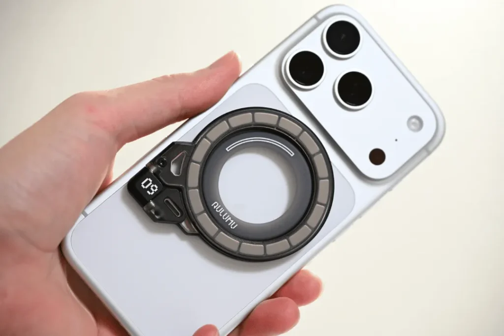 AULUMU G09 GhostとiPhoneを手に持っている画像