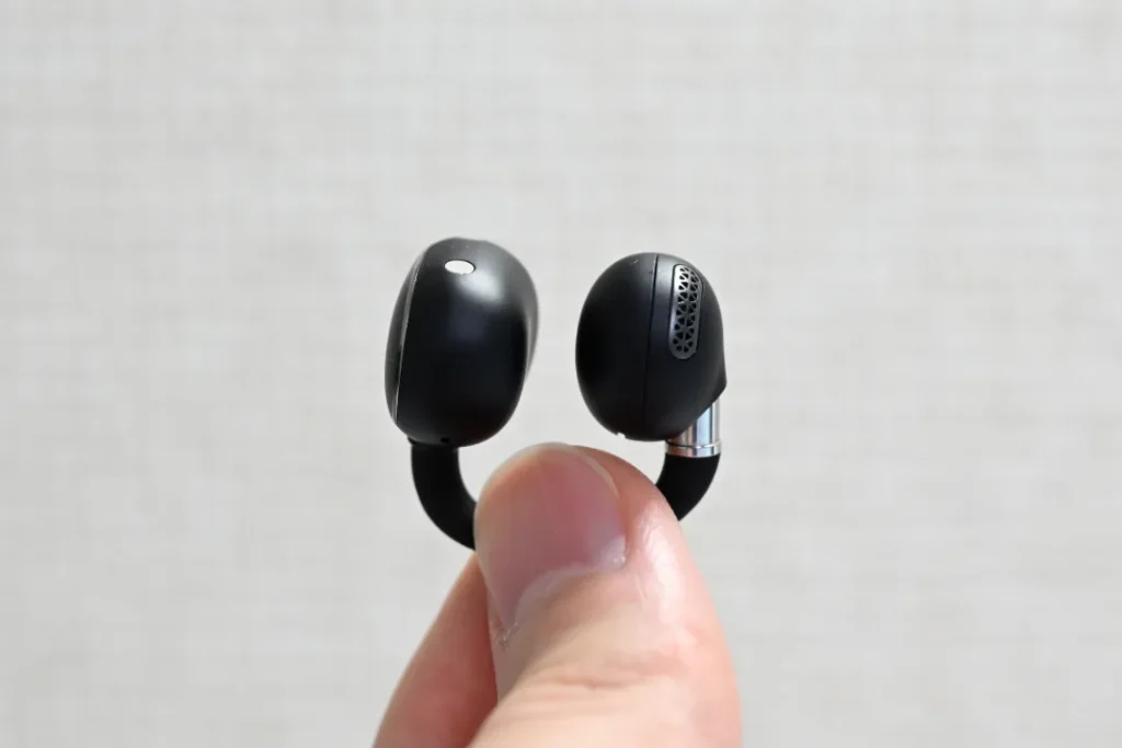 EarFun Clip 2の片耳を持っている様子