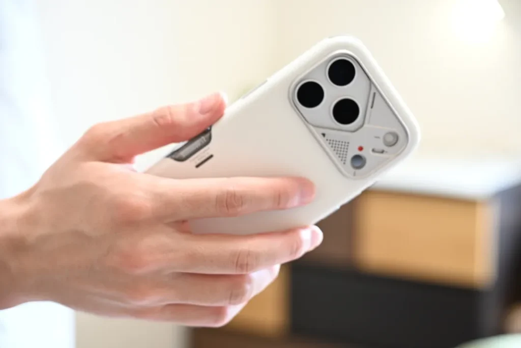 AULUMU A17 耐衝撃ケースを持っている画像