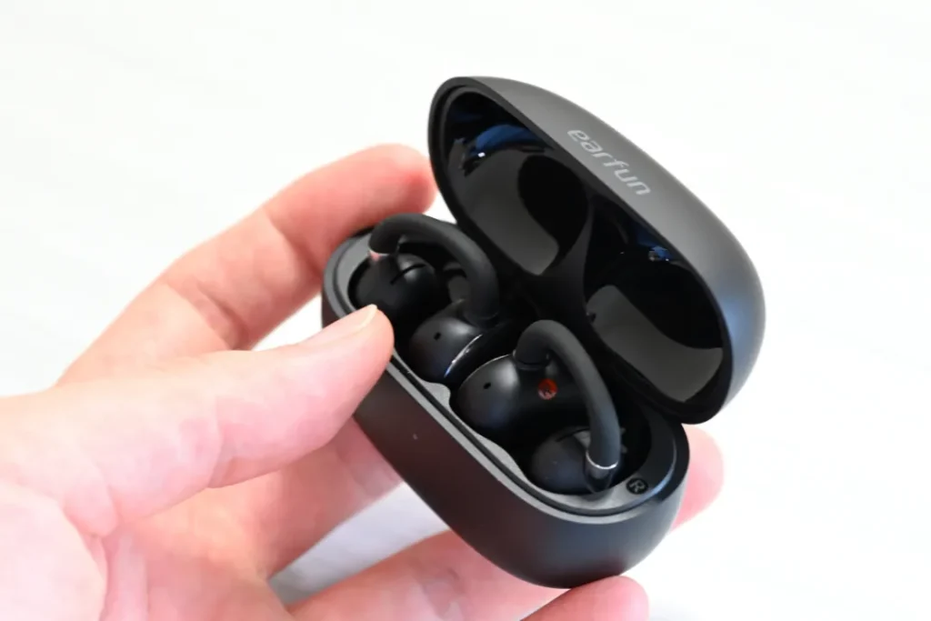 EarFun Clip 2を手に持っている様子