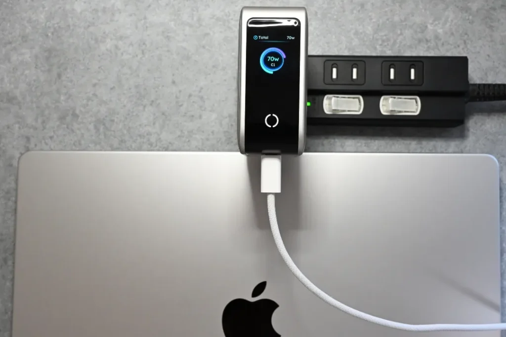 MacBookを充電している様子