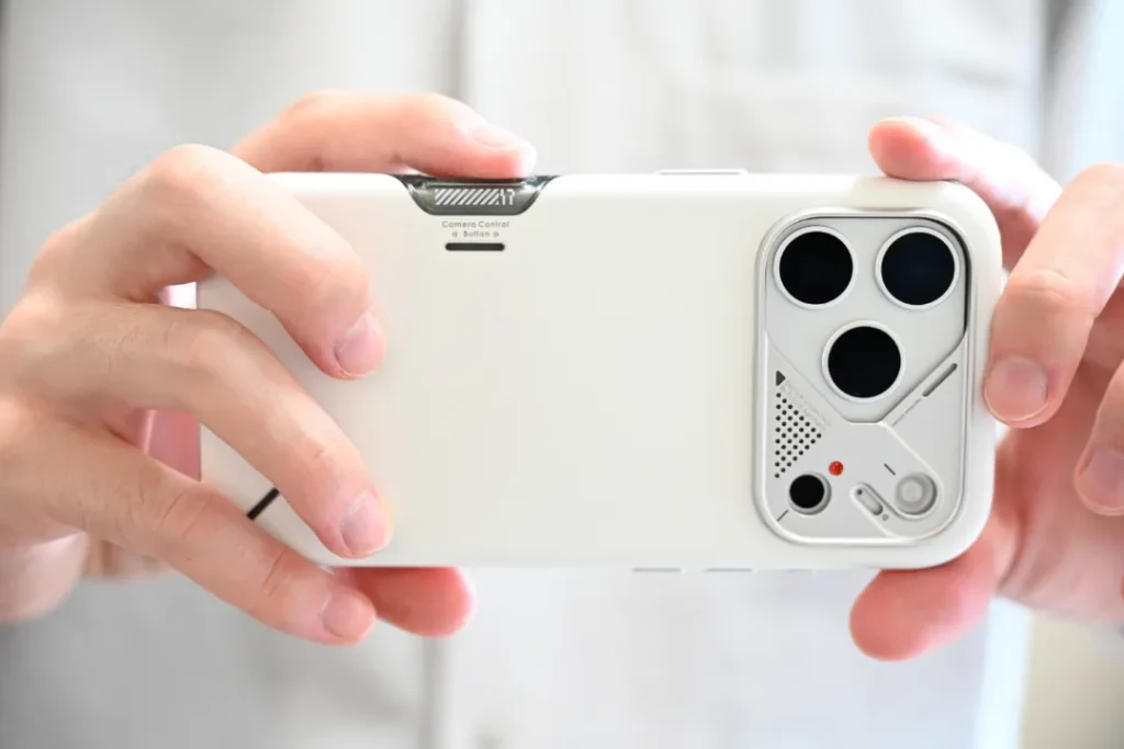 AULUMU A17 耐衝撃ケースを横向きにしている様子