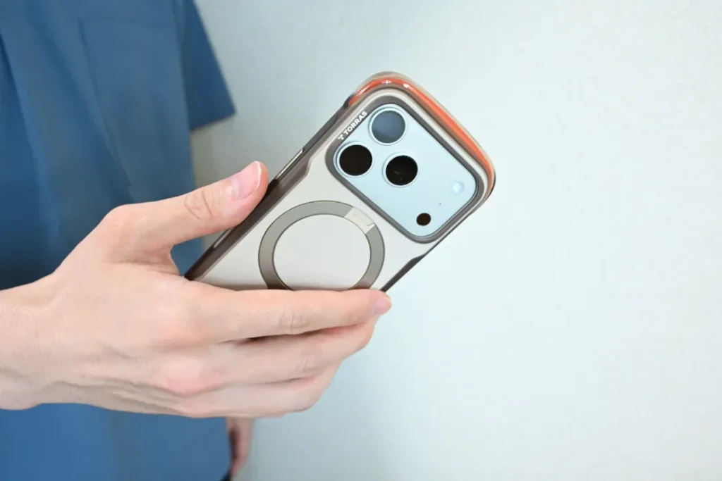 Ostand Q3 Air Proを手に持っている様子