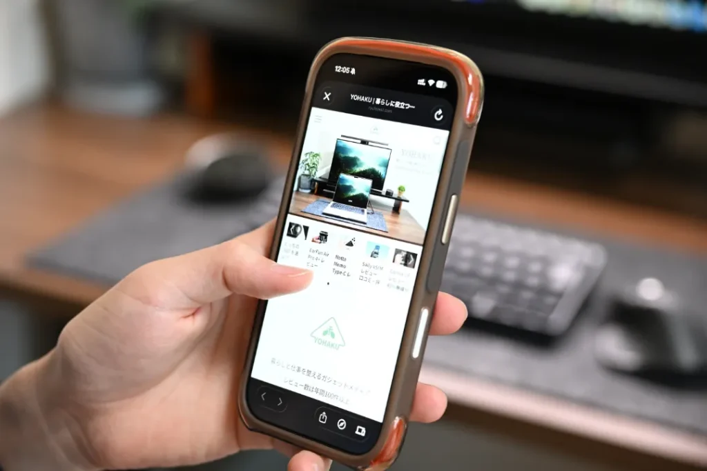 Ostand Q3 Air ProとiPhoneを持っている