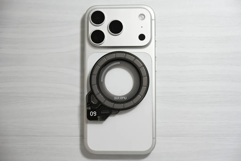 AULUMU G09 GhostをiPhoneに着用した画像