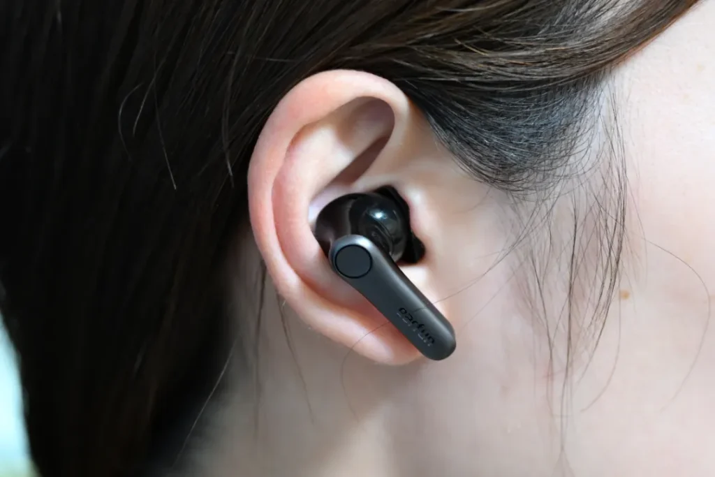 EarFun Air Pro 4+を耳に装着している様子