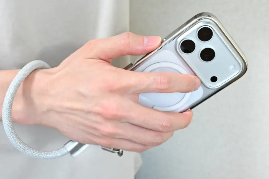 CASEKOO LINKOOとiPhoneを手に持っている画像