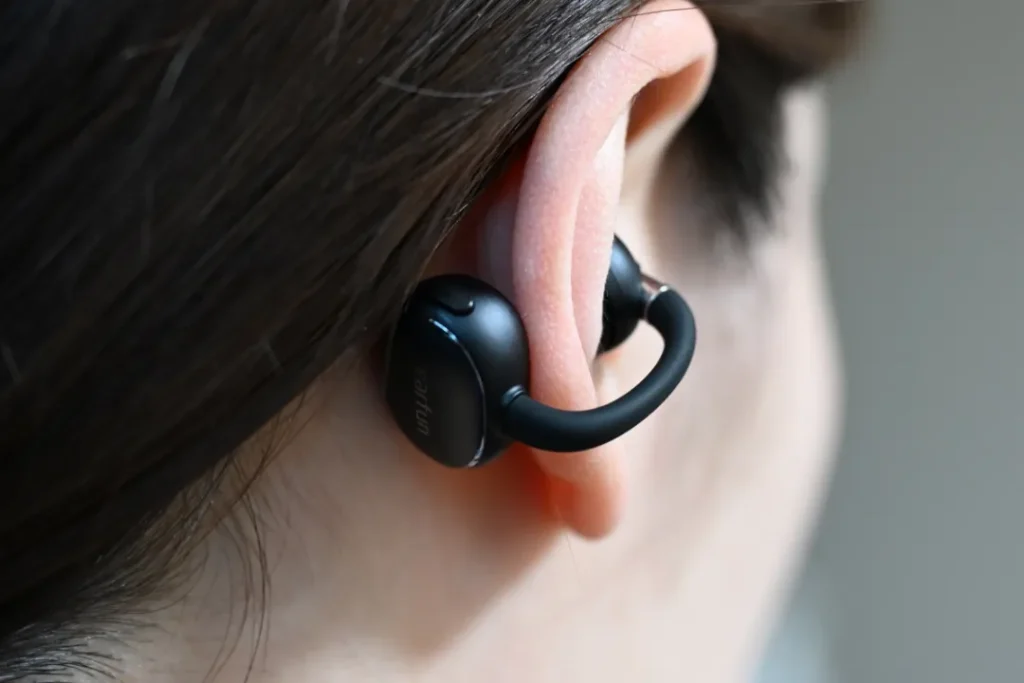 EarFun Clip 2を装着している様子