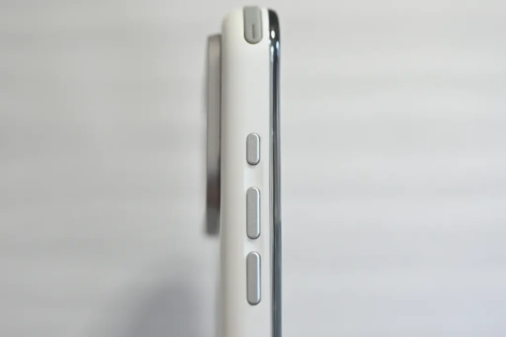 AULUMU A17 耐衝撃ケースのアルミボタン部分