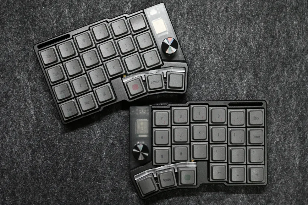 Cornix LP 無線分割キーボードを二つ並べた画像