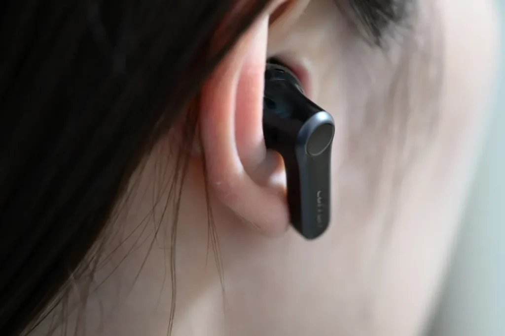 EarFun Air Pro 4+を耳に装着している様子