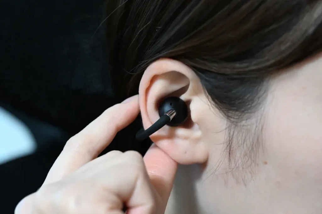 EarFun Clip 2を操作している様子