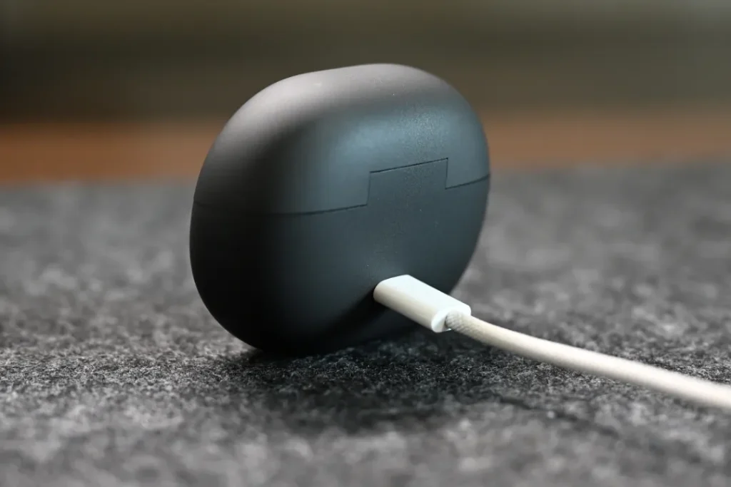 SOUNDPEATS UU2を充電している