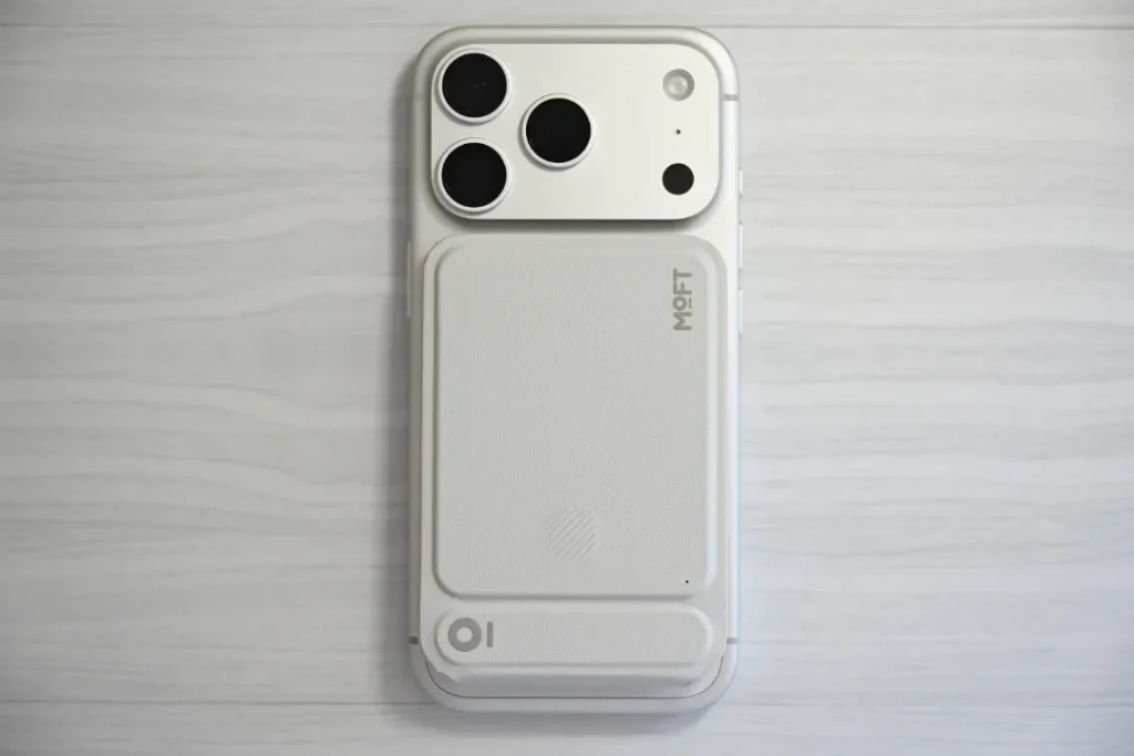 MOFT 8-in-1多機能スタンドとiPhone