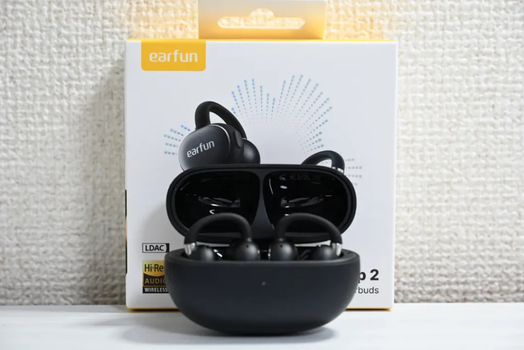 EarFun Clip 2と後ろに箱