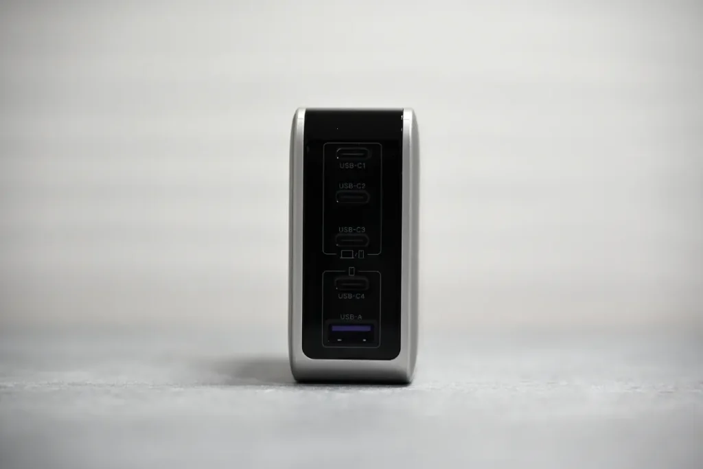 UGREEN 100W PD 5ポート充電器のポート部分