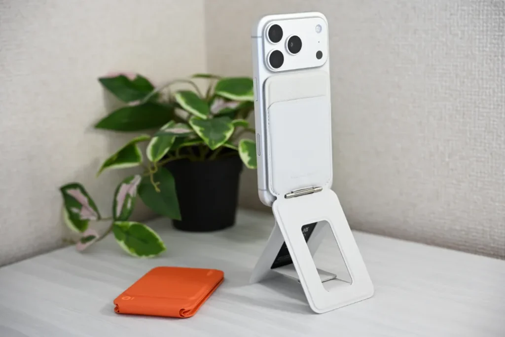 MOFT 8-in-1多機能スタンドとiPhone
