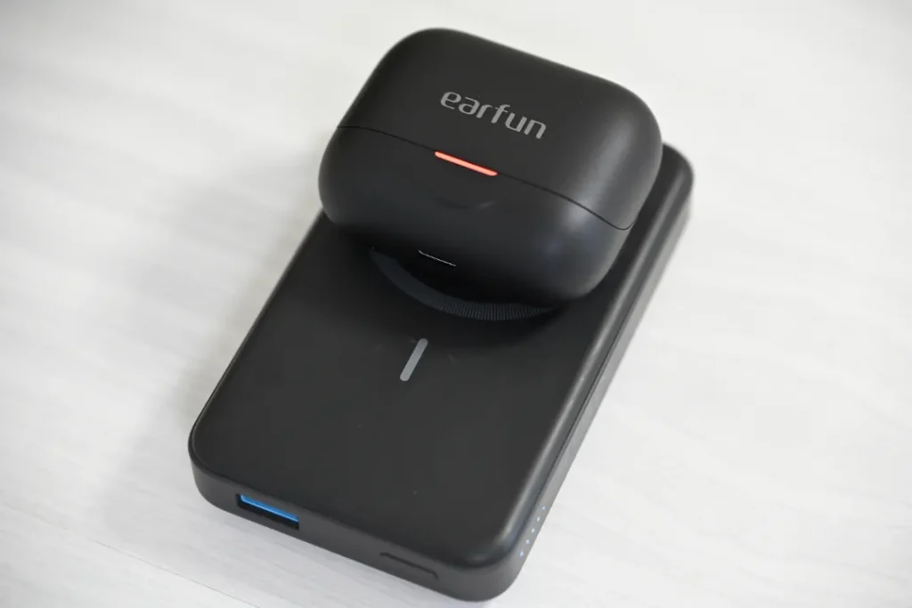 EarFun Air Pro 4+をワイヤレス充電している様子