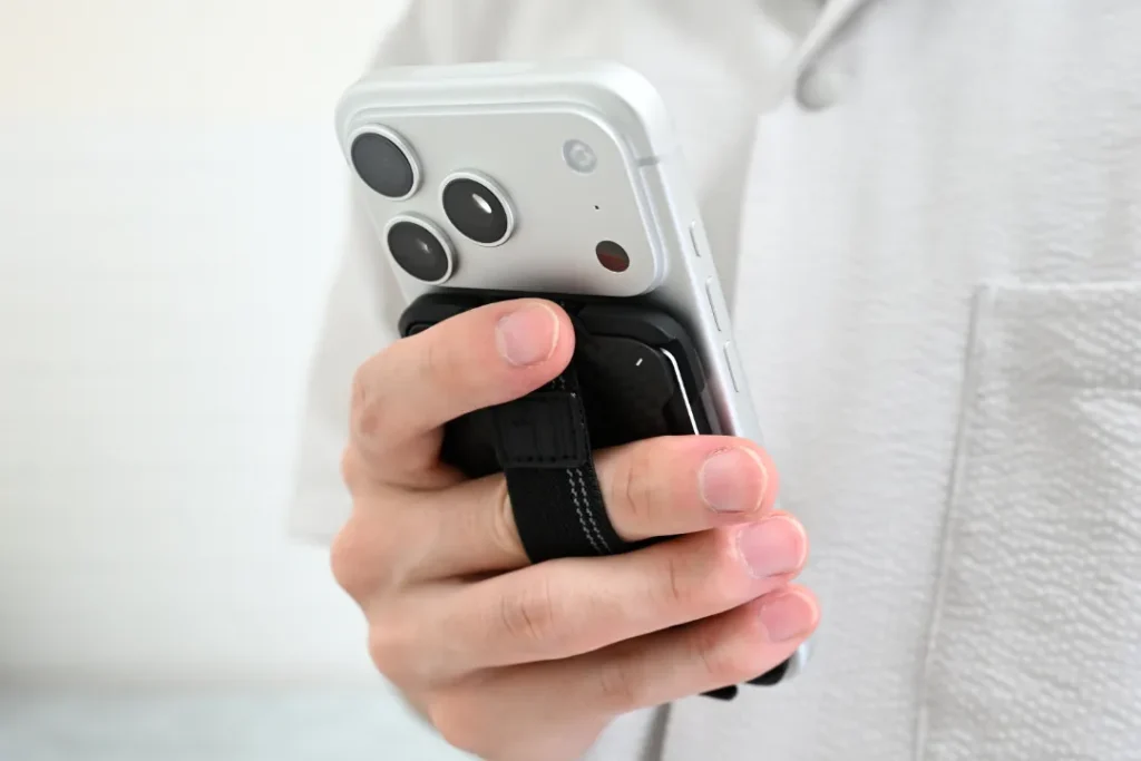 AULUMU G03とiPhone持っている