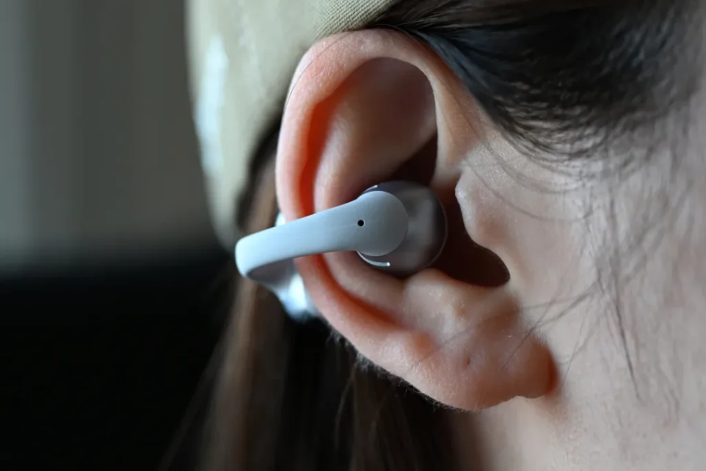 Shokz OpenDots 2をつけている様子