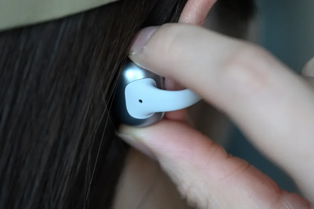 Shokz OpenDots 2を操作している様子