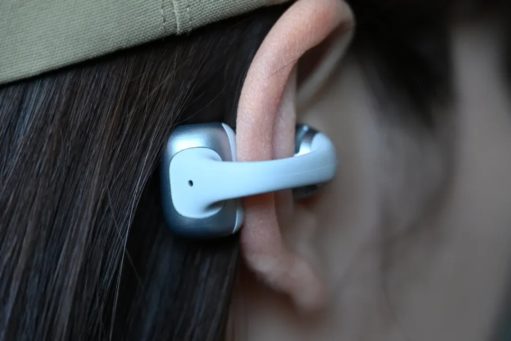 Shokz OpenDots 2をつけている様子
