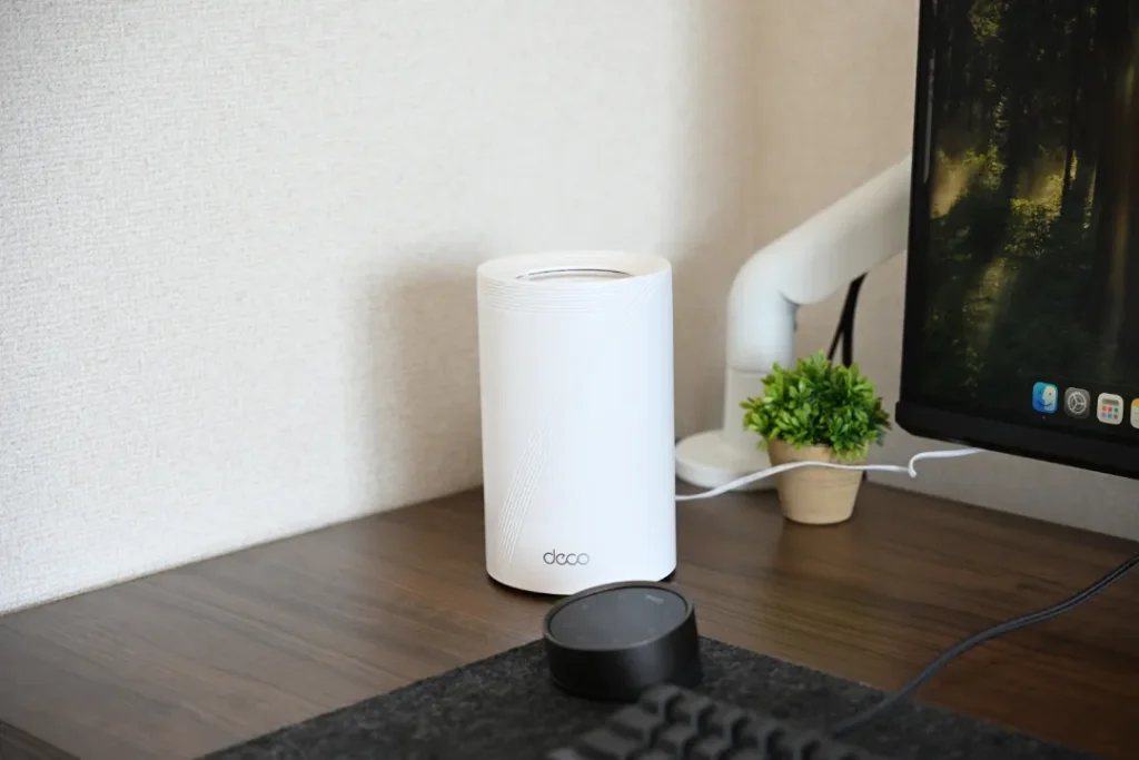 Deco BE65をデスク上に置いている