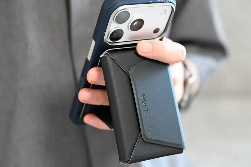 MOFT 多機能カードケース&スタンドをスマホリングのように持つ