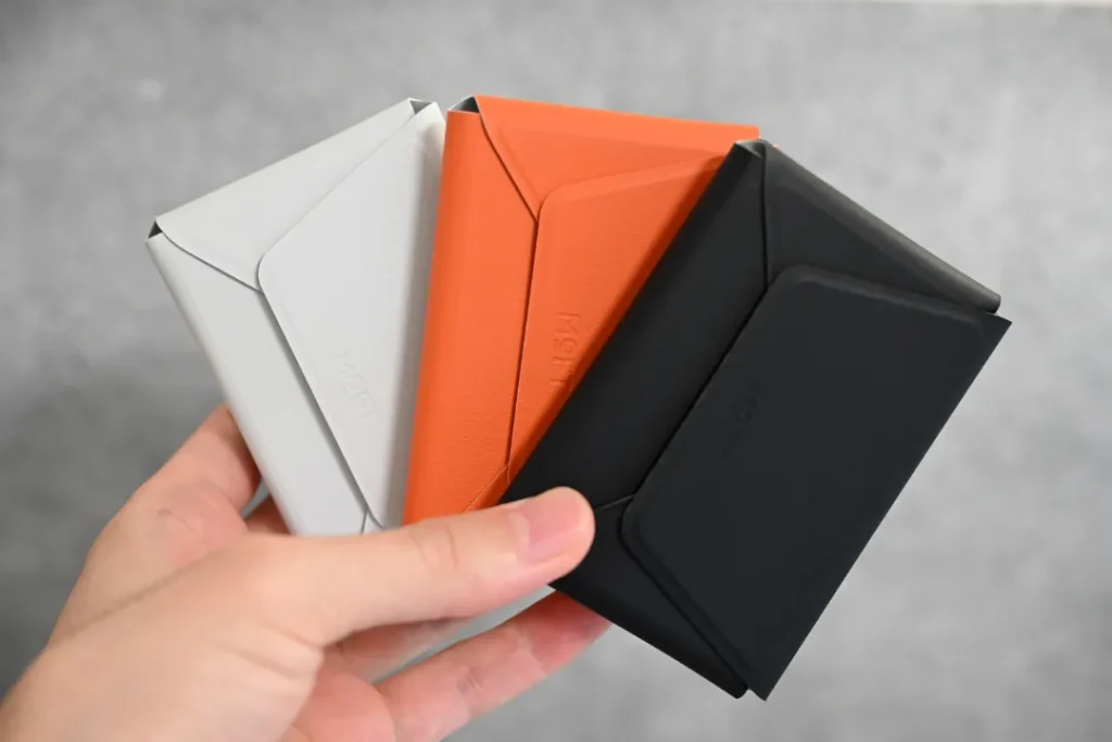MOFT 多機能カードケース&スタンド3色を手に持っている様子