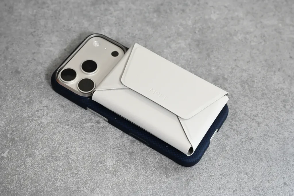 MOFT 多機能カードケース&スタンドとiPhone
