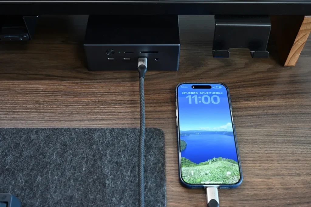 iPhoneを充電している様子