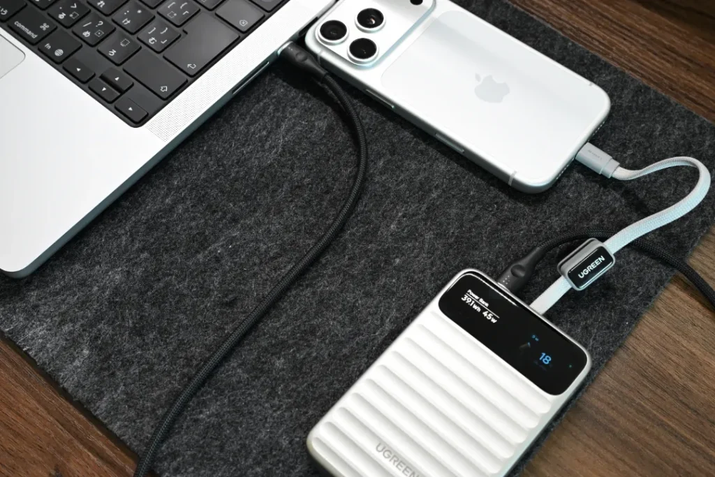 モバイルバッテリーでスマホとPCを充電